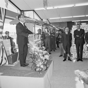 824821 Afbeelding van president-directeur mr. M.G. de Bruin van de N.S. tijdens zijn toespraak bij de opening van het ...